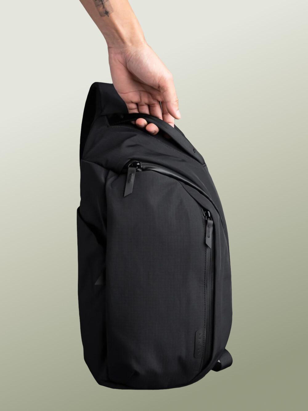 Metro Crossbody - Bolso Cruzado de Viaje Antirrobo, Táctico, Impermeable, Antidesgaro y Antigolpes, Organizador Tecnológico para iPad Pro 11 con Bolsillo Oculto de Acceso Rapido para Pasaporte, Creado para Viajar en Avión y Explorar Ciudades Internacionales - 10 Litros - Imagen 9