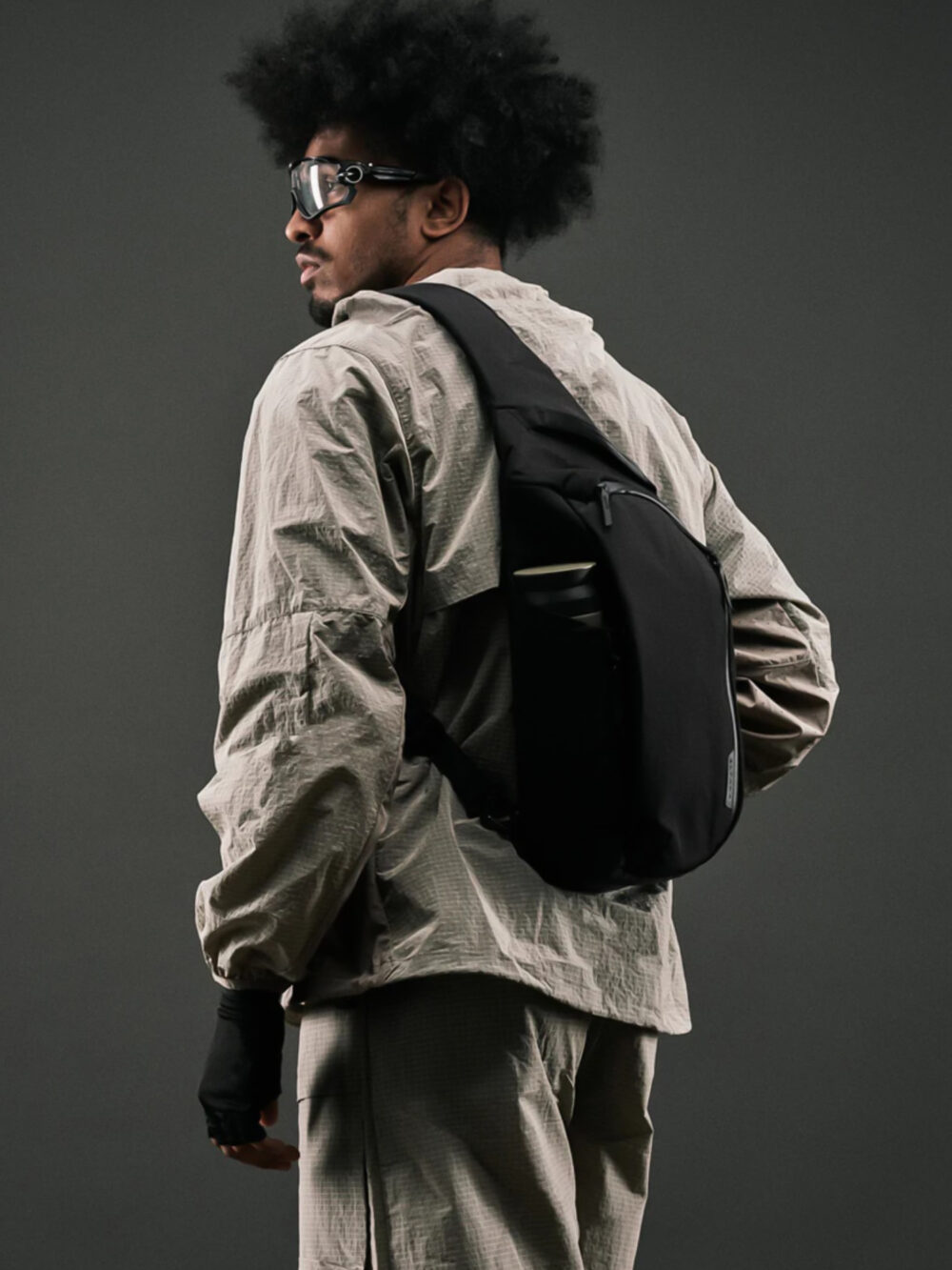 Metro Crossbody - Bolso Cruzado de Viaje Antirrobo, Táctico, Impermeable, Antidesgaro y Antigolpes, Organizador Tecnológico para iPad Pro 11 con Bolsillo Oculto de Acceso Rapido para Pasaporte, Creado para Viajar en Avión y Explorar Ciudades Internacionales - 10 Litros - Imagen 11