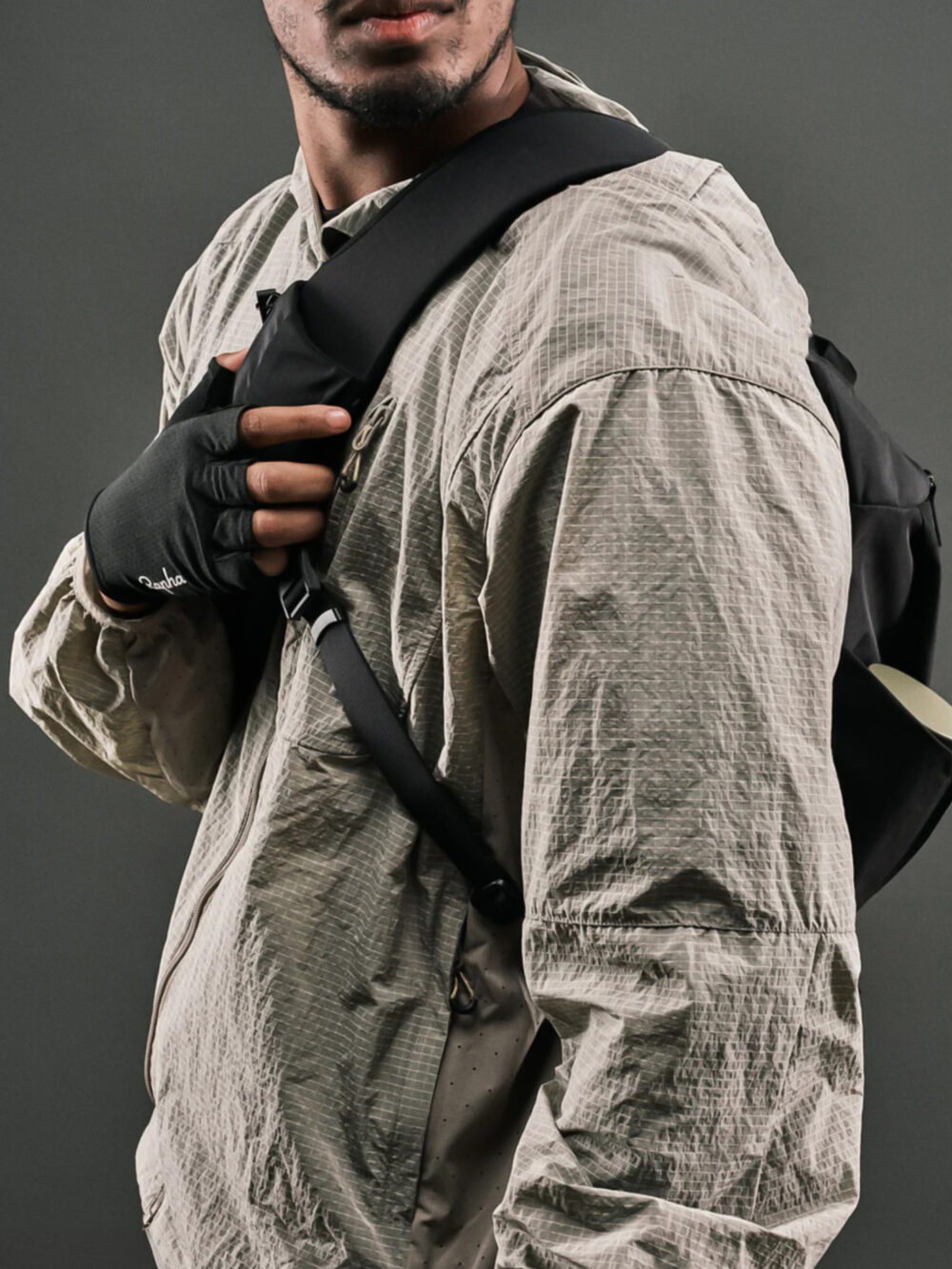 Metro Crossbody - Bolso Cruzado de Viaje Antirrobo, Táctico, Impermeable, Antidesgaro y Antigolpes, Organizador Tecnológico para iPad Pro 11 con Bolsillo Oculto de Acceso Rapido para Pasaporte, Creado para Viajar en Avión y Explorar Ciudades Internacionales - 10 Litros - Imagen 10