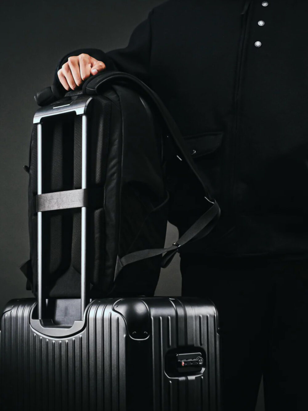 Mochila Táctica de Viaje Antirrobo, Impermeable, Antidesgarro y Antigolpes, Bolsillos para Termo de Hasta 770 ml, Bolsillos Ocultos de Acceso Rapido para Pasaporte, Organizador Tecnológico para MacBook Pro de 14 y 16 Pulgadas, Creado para Viajar en Avión y Explorar Ciudades Internacionales - 23 Litros - Imagen 3