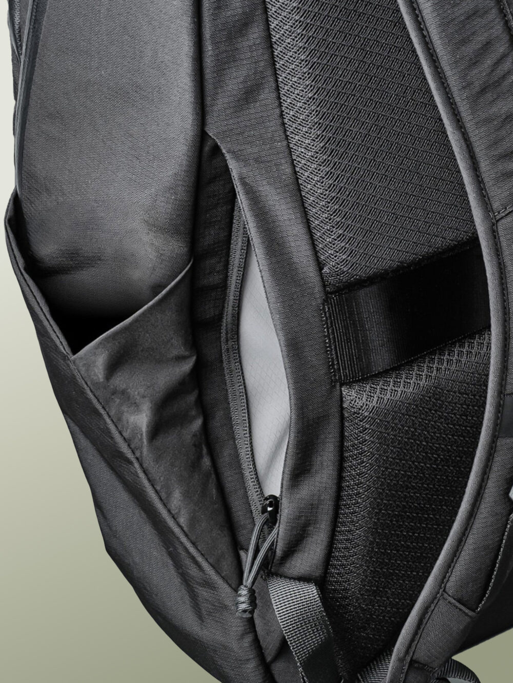 Mochila Táctica de Viaje Antirrobo, Impermeable, Antidesgarro y Antigolpes, Bolsillos para Termo de Hasta 770 ml, Bolsillos Ocultos de Acceso Rapido para Pasaporte, Organizador Tecnológico para MacBook Pro de 14 y 16 Pulgadas, Creado para Viajar en Avión y Explorar Ciudades Internacionales - 23 Litros - Imagen 5