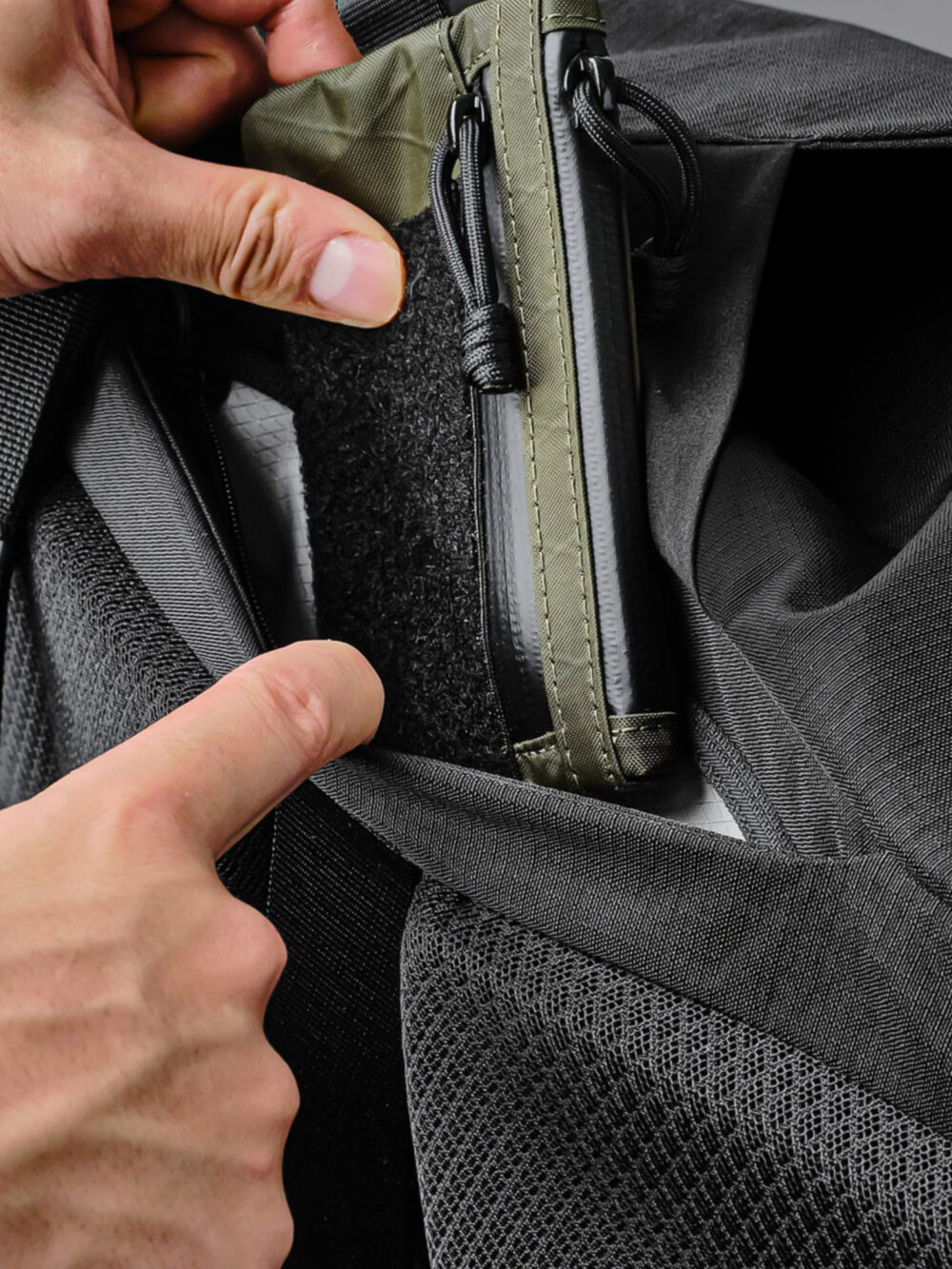 Mochila Táctica de Viaje Antirrobo, Impermeable, Antidesgarro y Antigolpes, Bolsillos para Termo de Hasta 770 ml, Bolsillos Ocultos de Acceso Rapido para Pasaporte, Organizador Tecnológico para MacBook Pro de 14 y 16 Pulgadas, Creado para Viajar en Avión y Explorar Ciudades Internacionales - 23 Litros - Imagen 6
