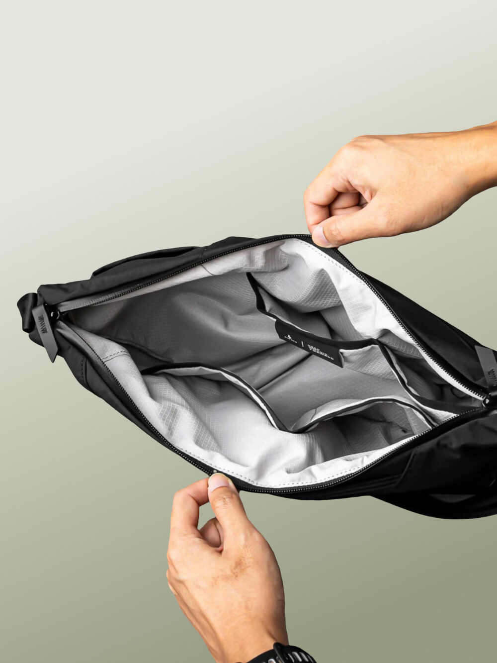 Flow Satchel - Bolso de Viaje Antirrobo, Táctico, Impermeable y Antidesgaro, Organizador Tecnológico para AirPods Max y Bolsillo para Termo de Hasta 1 Litro con Bolsillo Oculto de Acceso Rapido para Pasaporte, Creado para Explorar Ciudades Internacionales – 4 Litros - Image 6