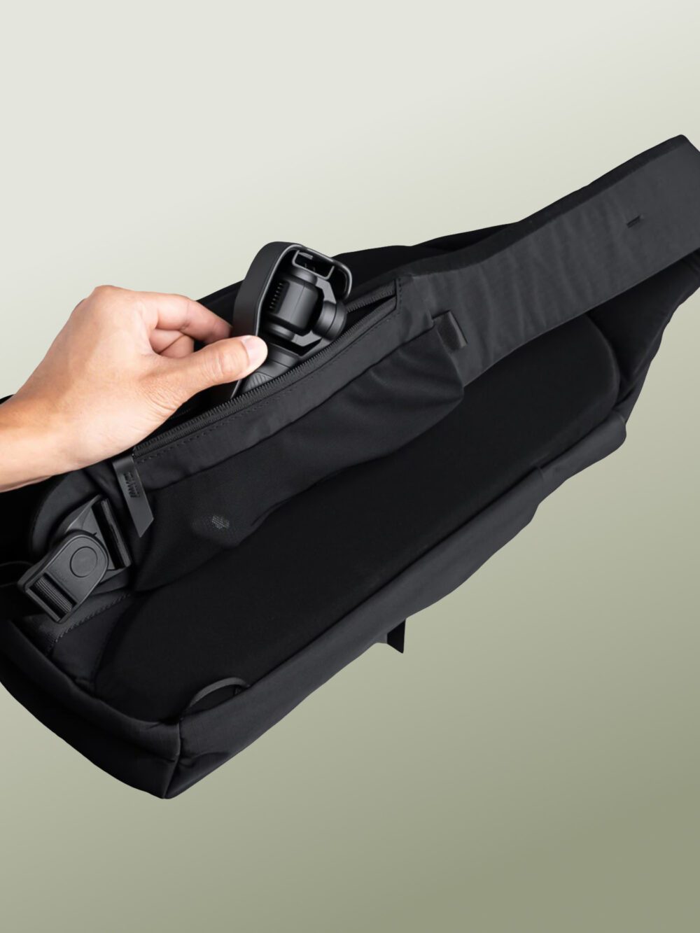 Metro Crossbody - Bolso Cruzado de Viaje Antirrobo, Táctico, Impermeable, Antidesgaro y Antigolpes, Organizador Tecnológico para iPad Pro 11 con Bolsillo Oculto de Acceso Rapido para Pasaporte, Creado para Viajar en Avión y Explorar Ciudades Internacionales - 10 Litros - Imagen 5