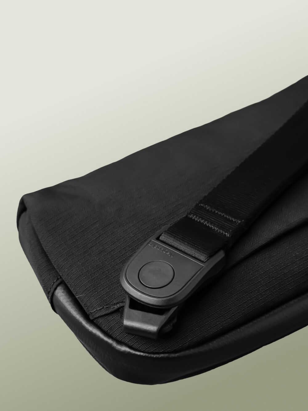 Flight Pouch Pro - Riñonera de Viaje Antirrobo Hibrida, Organizador Tecnológico para iPhone 16 Pro Max, con Bolsillo Oculto de Acceso Rapido para Pasaporte, Impermeable, Antidesgarro, Protección RFID, Creada para Explorar Ciudades Internacionales - 0.7 Litros - Imagen 6