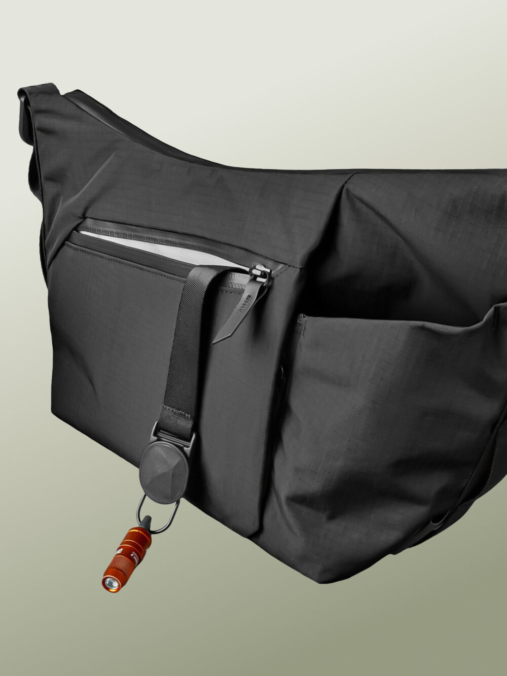 Flow Satchel - Bolso de Viaje Antirrobo, Táctico, Impermeable y Antidesgaro, Organizador Tecnológico para AirPods Max y Bolsillo para Termo de Hasta 1 Litro con Bolsillo Oculto de Acceso Rapido para Pasaporte, Creado para Explorar Ciudades Internacionales – 4 Litros - Image 5