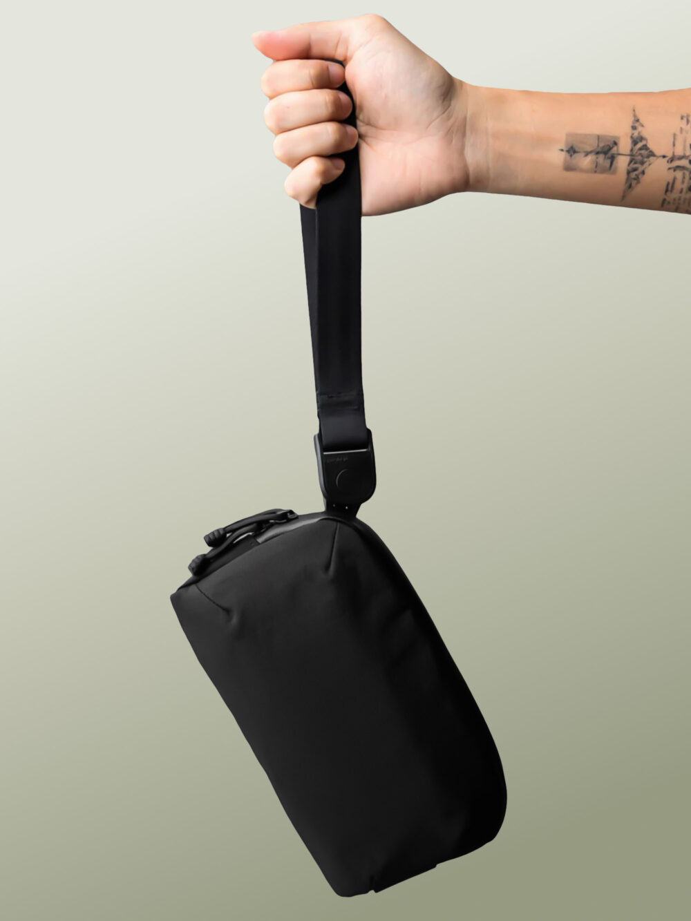 Flight Pouch Pro - Riñonera de Viaje Antirrobo Hibrida, Organizador Tecnológico para iPhone 16 Pro Max, con Bolsillo Oculto de Acceso Rapido para Pasaporte, Impermeable, Antidesgarro, Protección RFID, Creada para Explorar Ciudades Internacionales - 0.7 Litros - Imagen 7