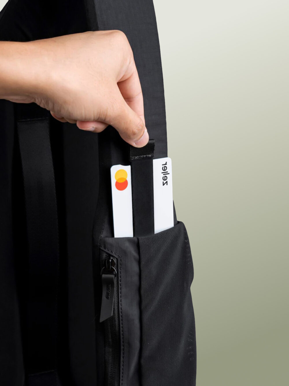 Metro Crossbody - Bolso Cruzado de Viaje Antirrobo, Táctico, Impermeable, Antidesgaro y Antigolpes, Organizador Tecnológico para iPad Pro 11 con Bolsillo Oculto de Acceso Rapido para Pasaporte, Creado para Viajar en Avión y Explorar Ciudades Internacionales - 10 Litros - Imagen 6