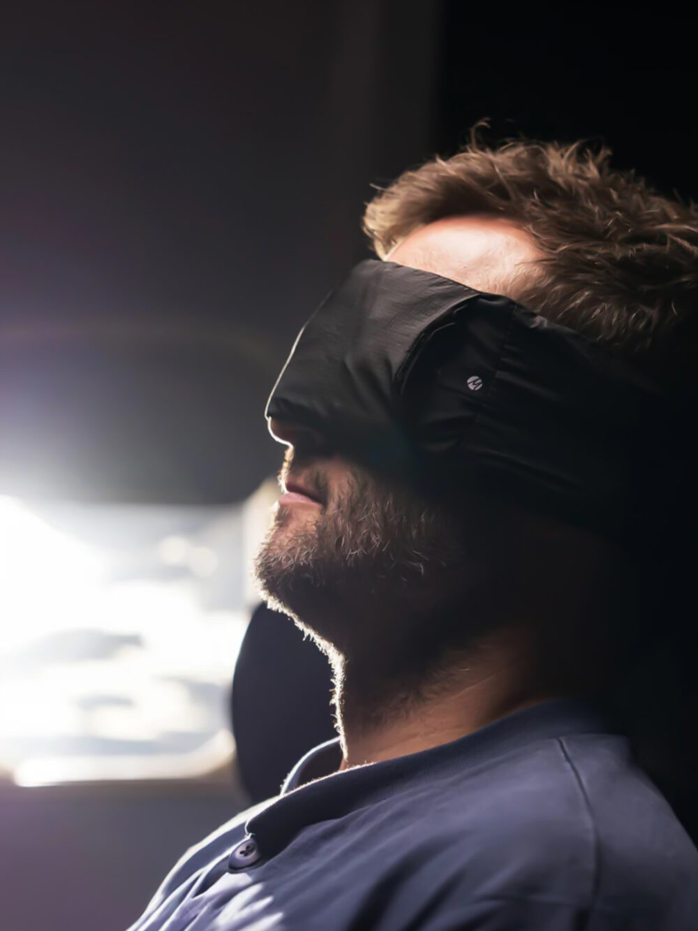 Blackout Sleep Mask - Antifaz Ancho y Plegable para Dormir, con Bolsillo para Almacenar Tapones de Oídos y Tela Antidesgarro Hecha de Bamboo para Viajes Aéreos Cómodos - Imagen 7
