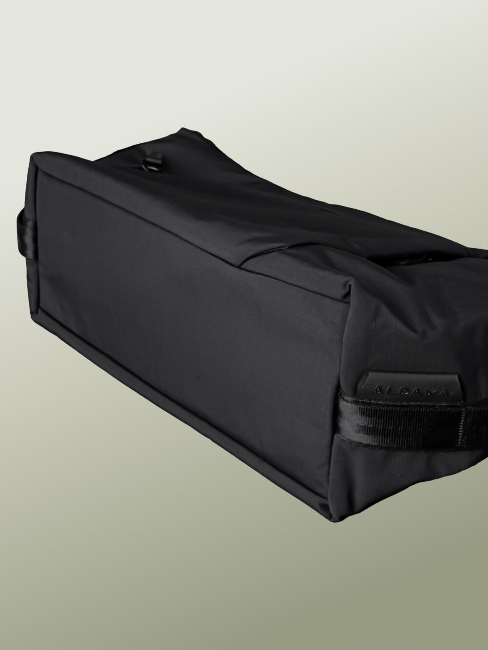 Flow Satchel - Bolso de Viaje Antirrobo, Táctico, Impermeable y Antidesgaro, Organizador Tecnológico para AirPods Max y Bolsillo para Termo de Hasta 1 Litro con Bolsillo Oculto de Acceso Rapido para Pasaporte, Creado para Explorar Ciudades Internacionales – 4 Litros - Image 8