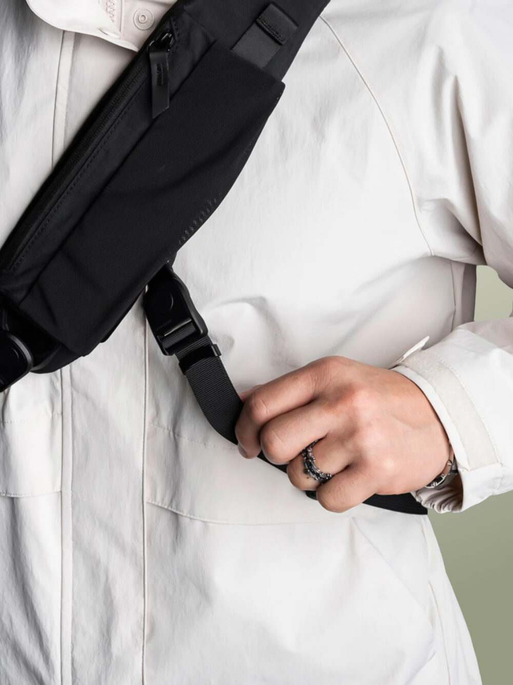 Metro Crossbody - Bolso Cruzado de Viaje Antirrobo, Táctico, Impermeable, Antidesgaro y Antigolpes, Organizador Tecnológico para iPad Pro 11 con Bolsillo Oculto de Acceso Rapido para Pasaporte, Creado para Viajar en Avión y Explorar Ciudades Internacionales - 10 Litros - Imagen 8