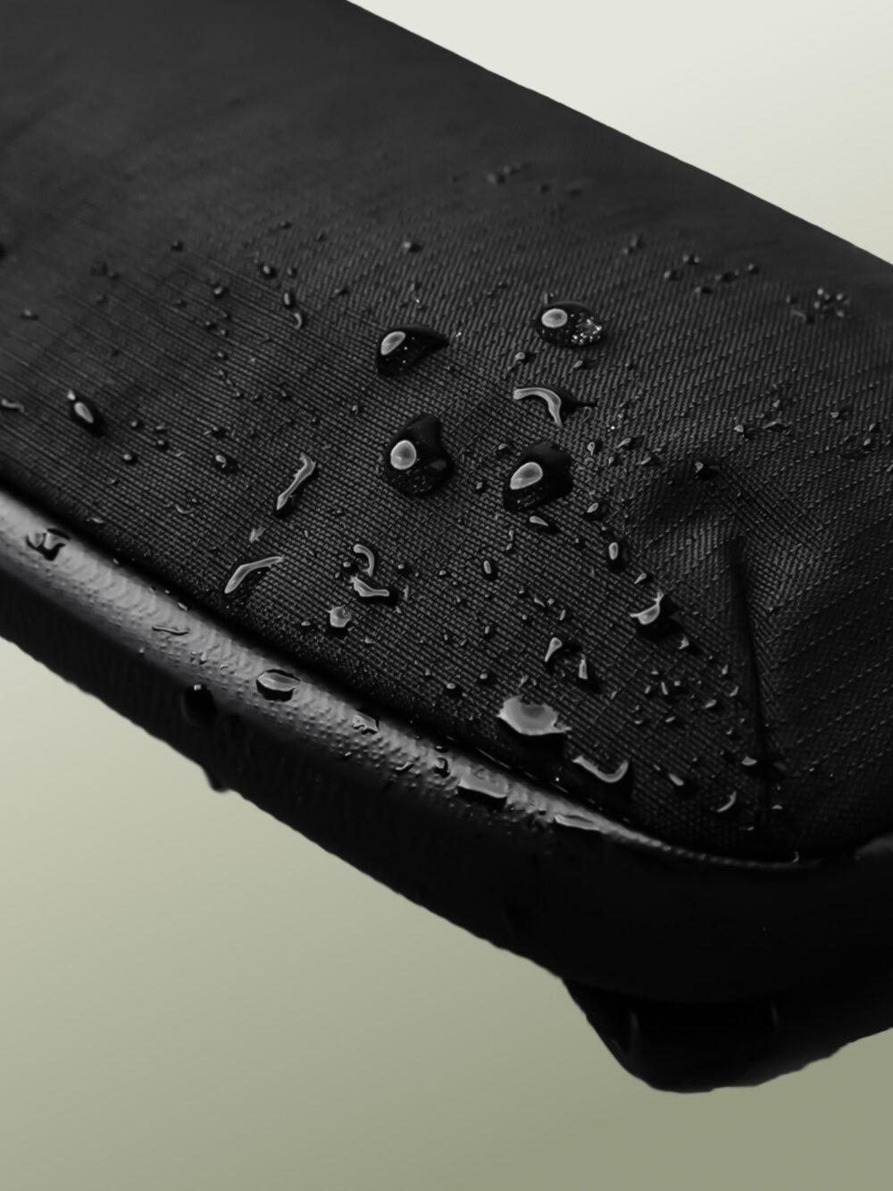 Flight Pouch Pro - Riñonera de Viaje Antirrobo Hibrida, Organizador Tecnológico para iPhone 16 Pro Max, con Bolsillo Oculto de Acceso Rapido para Pasaporte, Impermeable, Antidesgarro, Protección RFID, Creada para Explorar Ciudades Internacionales - 0.7 Litros - Imagen 8