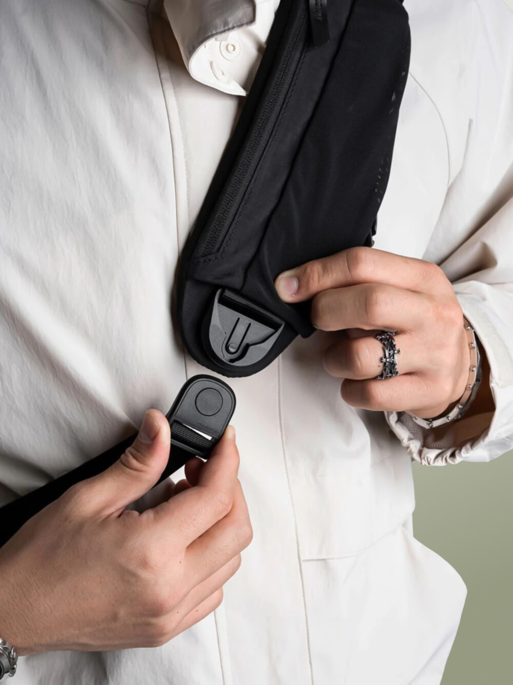 Metro Crossbody - Bolso Cruzado de Viaje Antirrobo, Táctico, Impermeable, Antidesgaro y Antigolpes, Organizador Tecnológico para iPad Pro 11 con Bolsillo Oculto de Acceso Rapido para Pasaporte, Creado para Viajar en Avión y Explorar Ciudades Internacionales - 10 Litros - Imagen 7