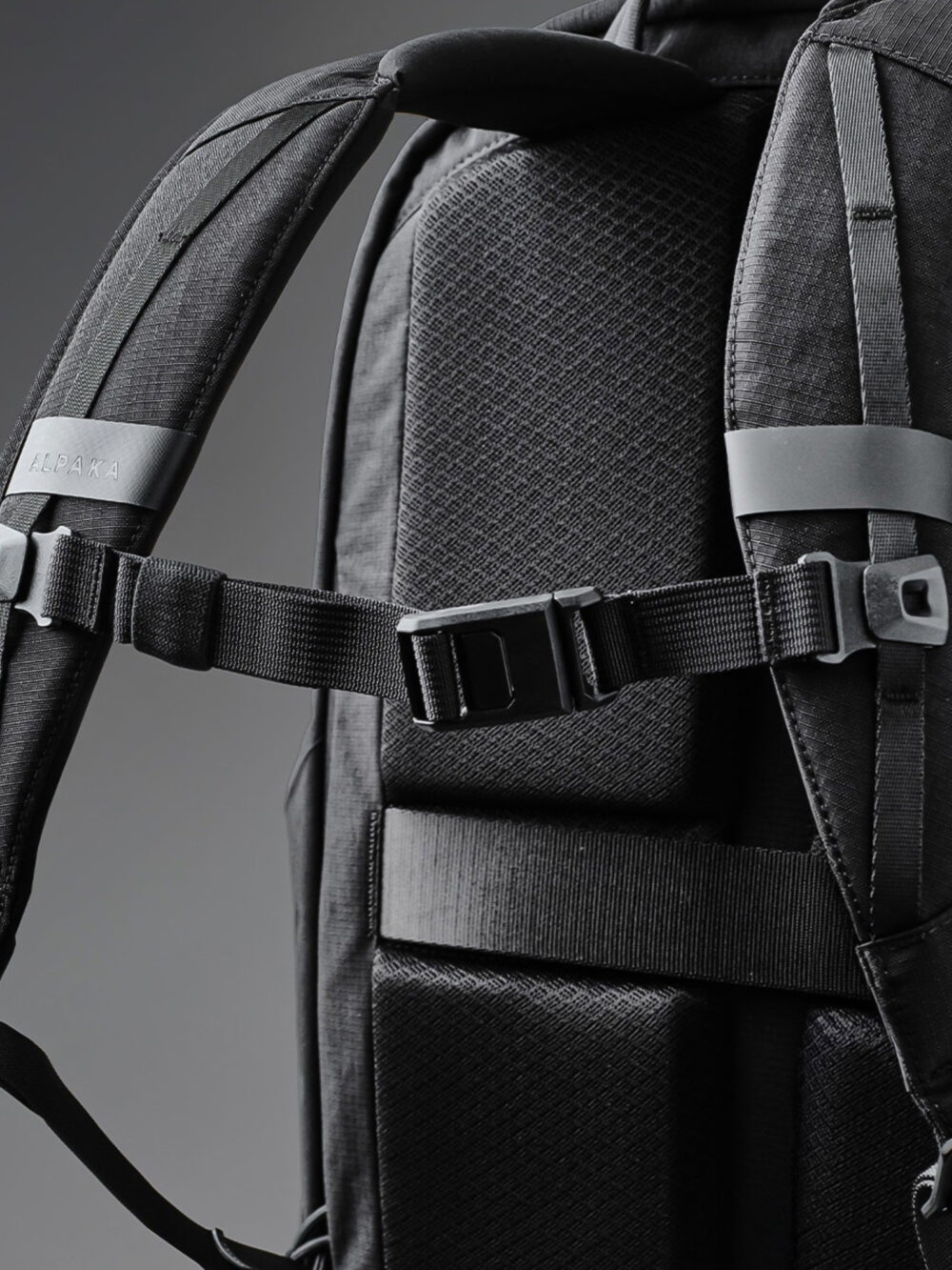 Mochila Táctica de Viaje Antirrobo, Impermeable, Antidesgarro y Antigolpes, Bolsillos para Termo de Hasta 770 ml, Bolsillos Ocultos de Acceso Rapido para Pasaporte, Organizador Tecnológico para MacBook Pro de 14 y 16 Pulgadas, Creado para Viajar en Avión y Explorar Ciudades Internacionales - 23 Litros - Imagen 4