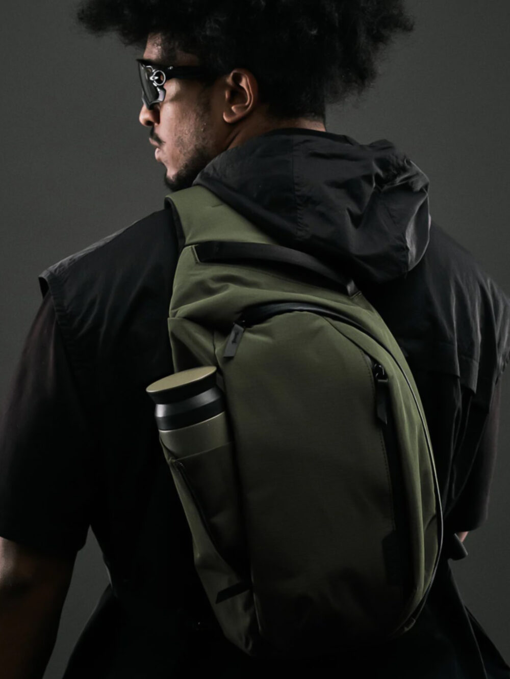 Bolso Cruzado Táctico de Viaje Antirrobo y Antigolpes, Tela Ultra Liviana y Resistente, Impermeable, Antidesgarro y Antiabrasión, Organizador Tecnológico para iPad Pro 11 M4, Bolsillo Expandible para Termo de Hasta 770 ml, Bolsillo Oculto de Acceso Rápido para Pasaporte, Creado para Viajar en Avión y Exploraciones Urbanas - 10 Litros - Image 7