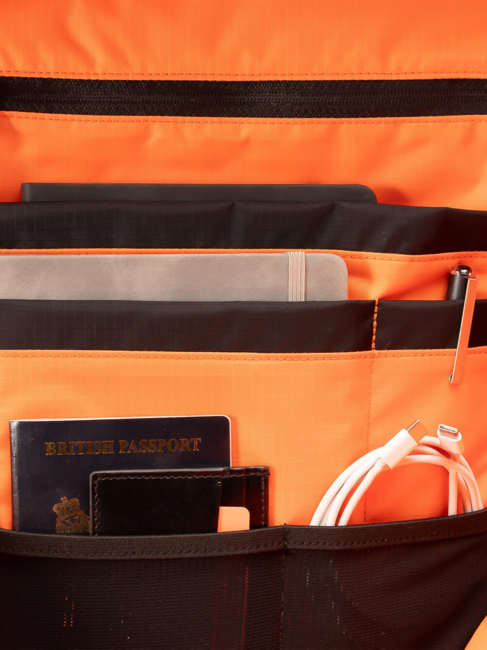 Mochila de Viaje y Ciclismo Urbano con Tapa Enrollable Expansible, Antirrobo y Antigolpes, Tela Ultra Robusta y Ecológica, Impermeable, Antidesgarro y Antiabrasión, Organizador Tecnológico y Bolsillo Lateral Oculto para MacBook Pro 16 M4 Max, Sistema MOLLE, Correa Pectoral Ajustable y Correa de Cintura Desmontable, Bolsillos para Termo de Hasta 770 ml, Creado para Viajar en Avión y Exploración Urbana - 30 Litros - Image 3