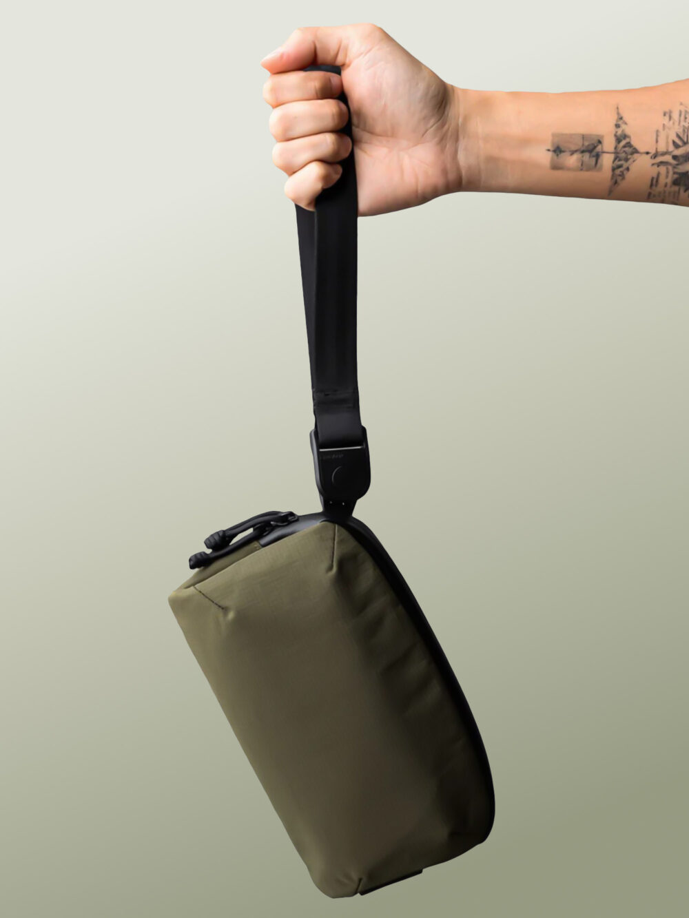 Riñonera Táctica de Viaje Antirrobo Híbrida y Expandible, RFID, Tela Ultra Liviana y Resistente, Impermeable, Antidesgarro y Antiabrasión, Organizador Tecnológico para iPhone 16 Pro Max, Bolsillo Oculto de Acceso Rápido para Pasaporte, Creada para Viajar en Avión y Exploraciones Urbanas- 0.7 Litros - Image 5