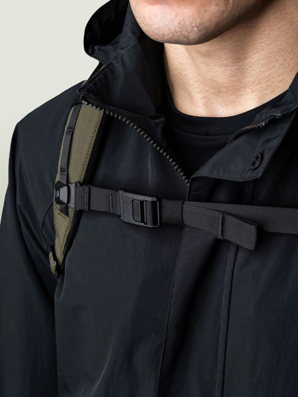 Mochila Táctica de Viaje Antirrobo y Antigolpes, Tela Ultra Liviana y Resistente, Impermeable, Antidesgarro y Antiabrasión, Organizador Tecnológico para MacBook Pro 16 M4 Max, Bolsillos para Termo de Hasta 770 ml, Bolsillos Ocultos de Acceso Rápido para Pasaporte, Creado para Viajar en Avión y Exploraciones Urbanas - 23 Litros - Image 5