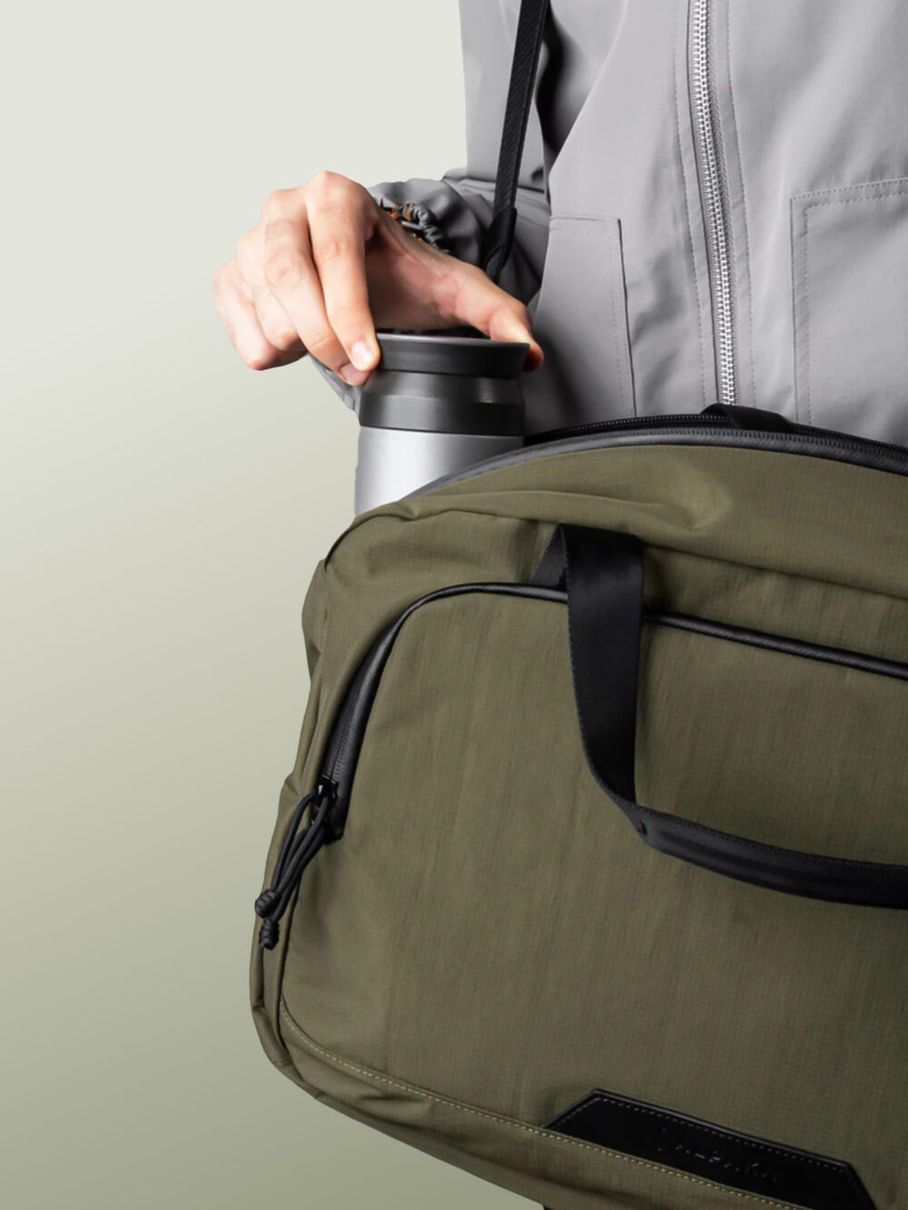 Bolso Cruzado de Viaje Antirrobo y Antigolpes, Tela Ultra Liviana y Resistente, Impermeable, Antidesgarro y Antiabrasión, Organizador Tecnológico el MacBook Pro 16 M4 Max, Compartimiento Interno para Termo de Hasta 500 ml, Bolsillo Magnético Oculto de Acceso Rápido para Pasaporte, Creado para Viajar en Avión y Exploraciones Urbanas - 15 Litros - Image 5
