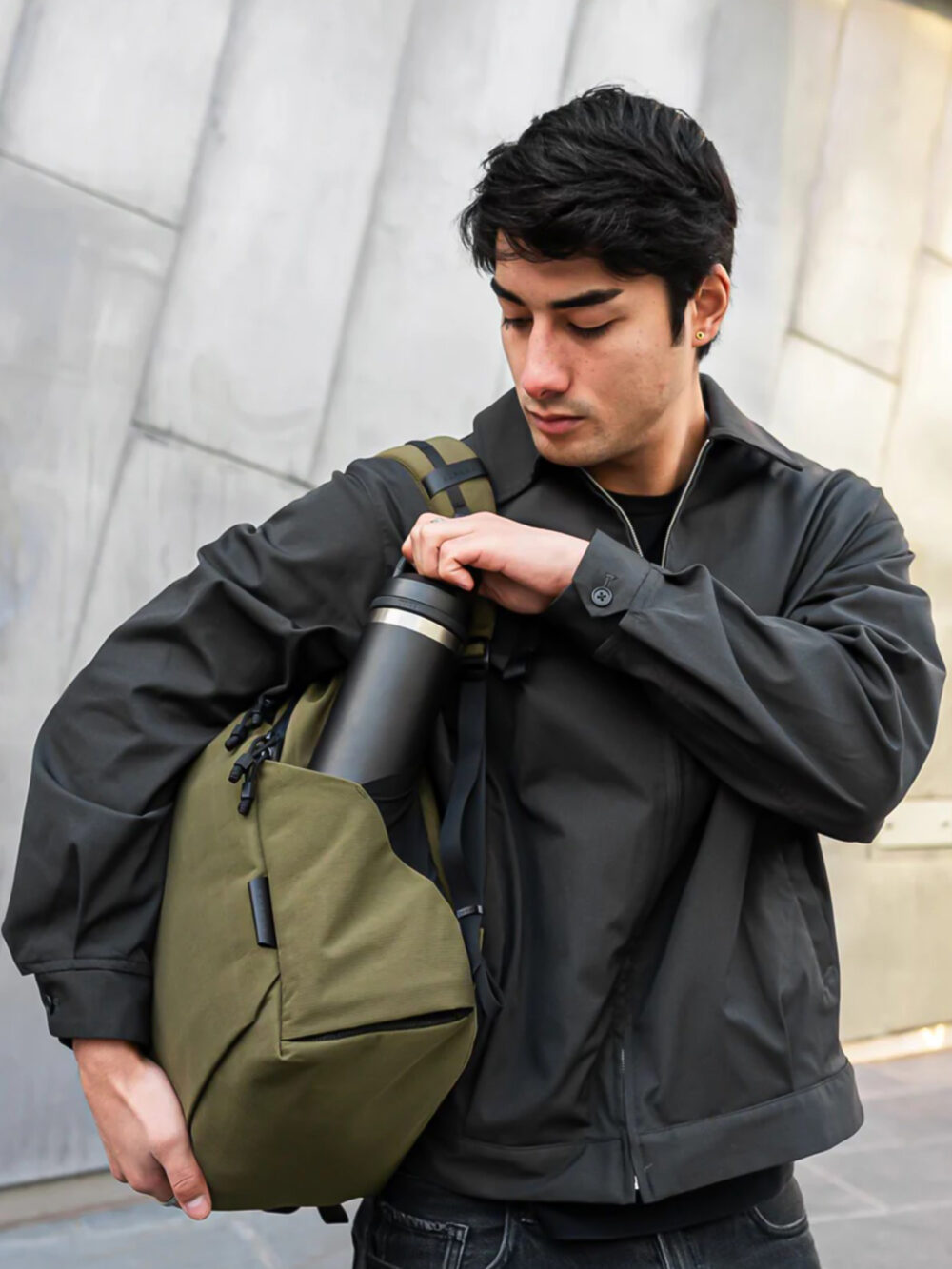 Mochila Táctica de Viaje Antirrobo y Antigolpes, Tela Ultra Liviana y Resistente, Impermeable, Antidesgarro y Antiabrasión, Organizador Tecnológico para MacBook Pro 16 M4 Max, Bolsillos para Termo de Hasta 770 ml, Bolsillos Ocultos de Acceso Rápido para Pasaporte, Creado para Viajar en Avión y Exploraciones Urbanas - 23 Litros - Image 6