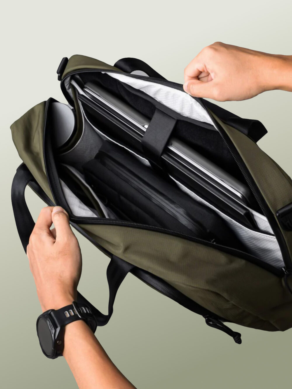Bolso Cruzado de Viaje Antirrobo y Antigolpes, Tela Ultra Liviana y Resistente, Impermeable, Antidesgarro y Antiabrasión, Organizador Tecnológico el MacBook Pro 16 M4 Max, Compartimiento Interno para Termo de Hasta 500 ml, Bolsillo Magnético Oculto de Acceso Rápido para Pasaporte, Creado para Viajar en Avión y Exploraciones Urbanas - 15 Litros - Image 6