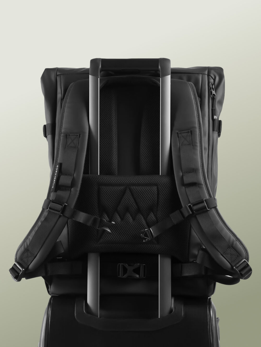 Mochila de Viaje y Ciclismo Urbano con Tapa Enrollable Expansible, Antirrobo y Antigolpes, Tela Ultra Robusta y Ecológica, Impermeable, Antidesgarro y Antiabrasión, Organizador Tecnológico y Bolsillo Lateral Oculto para MacBook Pro 16 M4 Max, Sistema MOLLE, Correa Pectoral Ajustable y Correa de Cintura Desmontable, Bolsillos para Termo de Hasta 770 ml, Creado para Viajar en Avión y Exploración Urbana - 30 Litros - Image 7