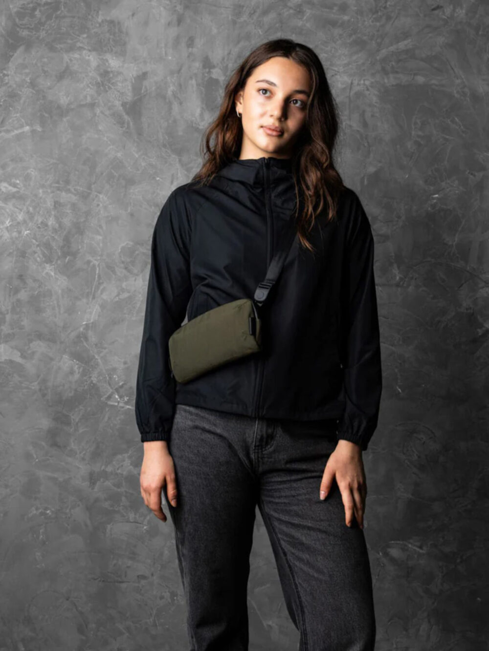 Riñonera Táctica de Viaje Antirrobo Híbrida y Expandible, RFID, Tela Ultra Liviana y Resistente, Impermeable, Antidesgarro y Antiabrasión, Organizador Tecnológico para iPhone 16 Pro Max, Bolsillo Oculto de Acceso Rápido para Pasaporte, Creada para Viajar en Avión y Exploraciones Urbanas- 0.7 Litros - Image 9